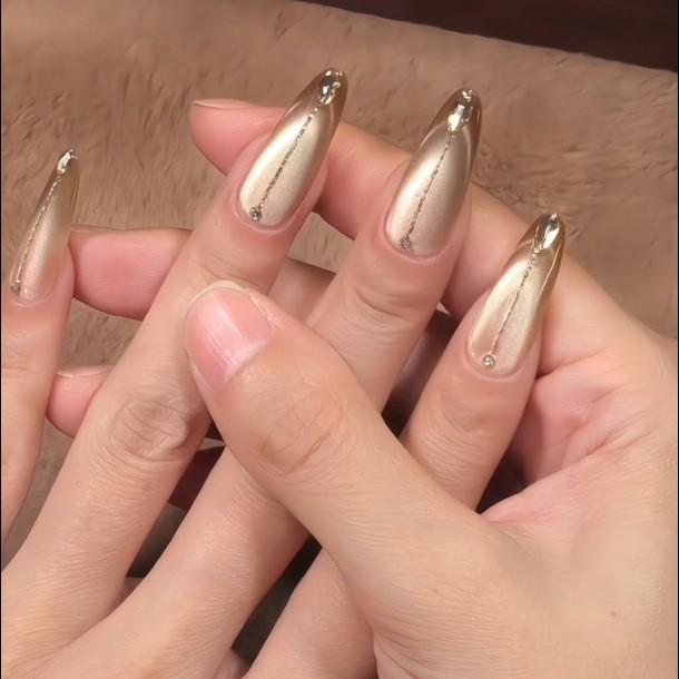 

Xiaohongshu Коричневые Длинные Ногти Кошачий Глаз с Блестящими Бриллиантами Цвета Шампанского Золота M