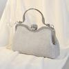 Glamouröse Muschelförmige Handtasche mit Strasssteinen und Satinfutter für festliche Anlässe und den täglichen Gebrauch