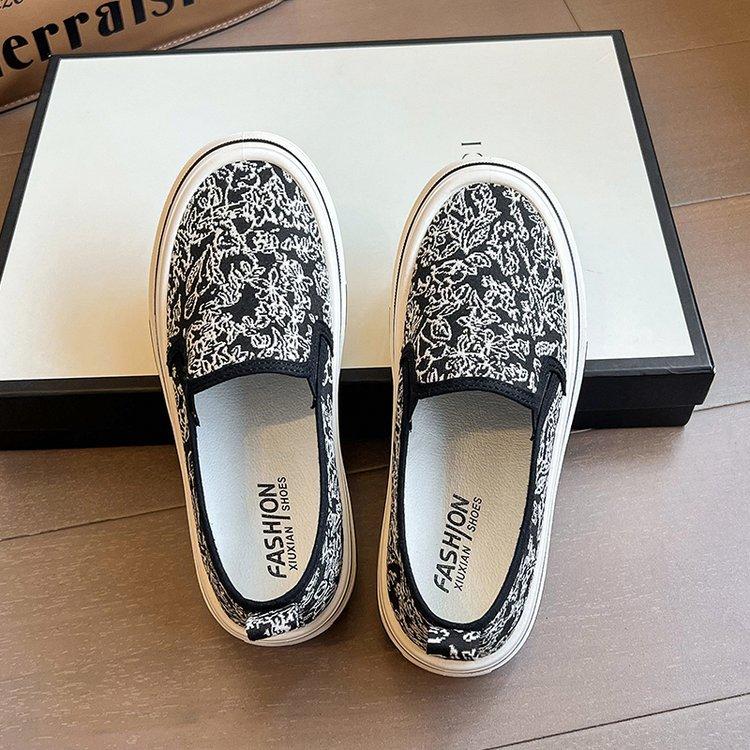 

2025 summer popular national style embroidered fabric flat-bottomed casual women s shoes fashionable and comfortable one-pedal board shoes tide Kore 40