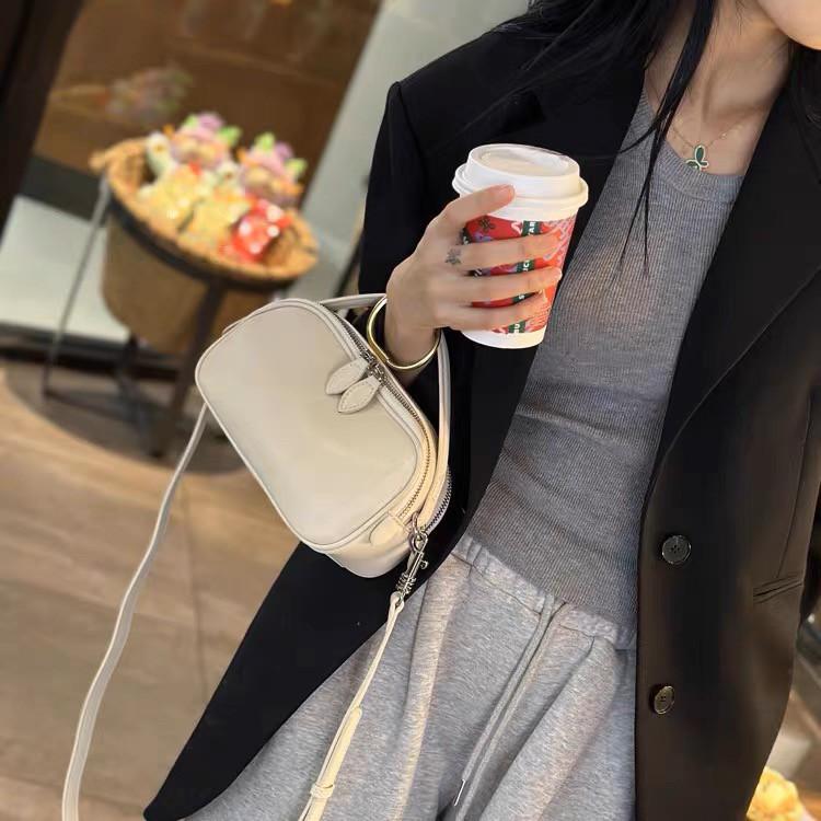 Mini handbagnew autumn/winter stylecrossbody baghand-heldfashionable cowhide leatherversatilegenuine leather retro women's bag.
