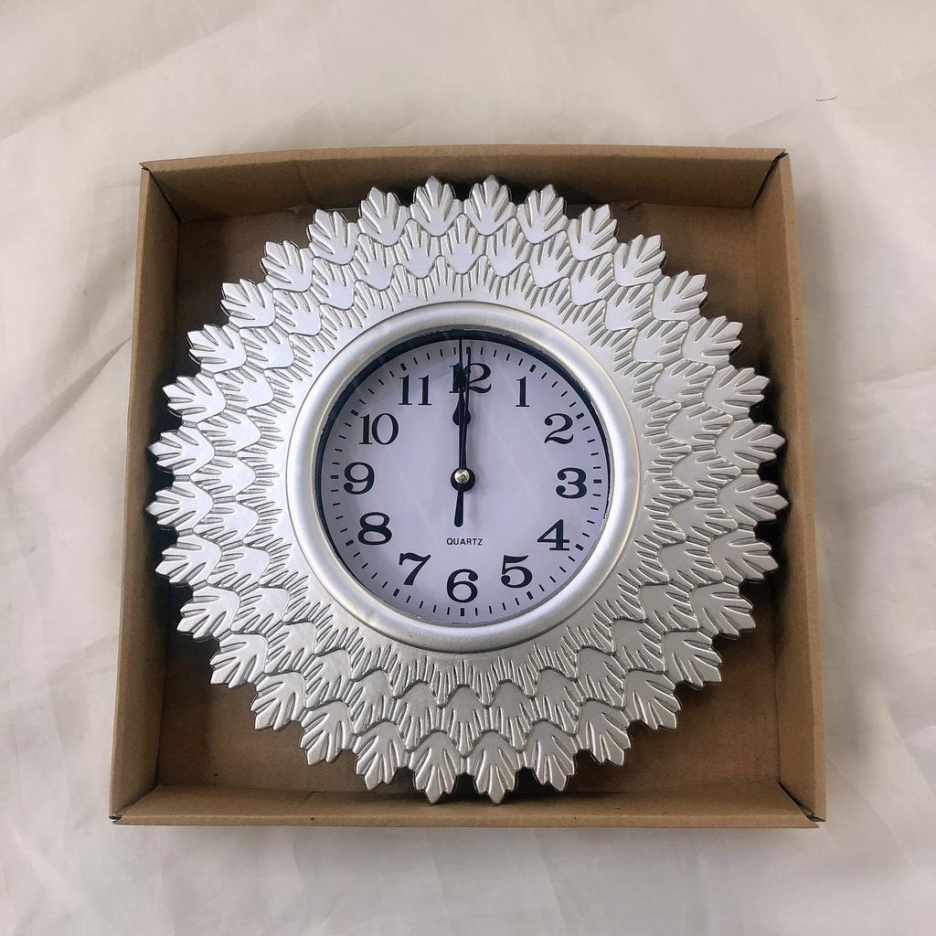 Retro hollow quartz clock, living room fashion craftsmanship 25cm wall clock