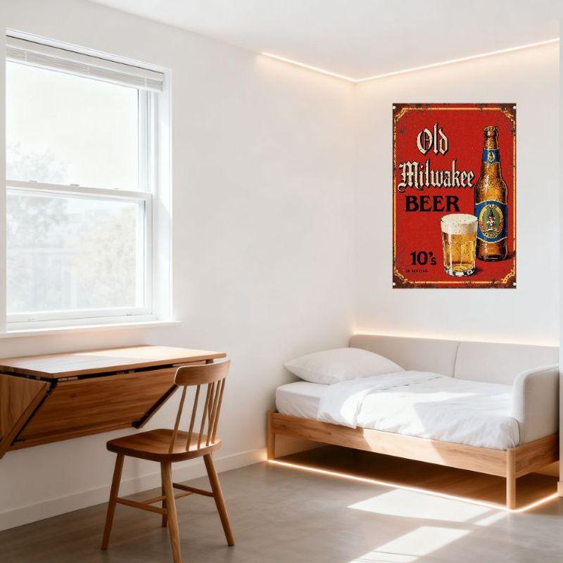 Semn Metalic Vechi Old Milwaukee Beer Cutie de Metal Roșu Rustic cu Margine Aurie, Sticlă de Bere și Ilustrație Etichetă cu Gnom - Bar Acasă Bărbat Ca