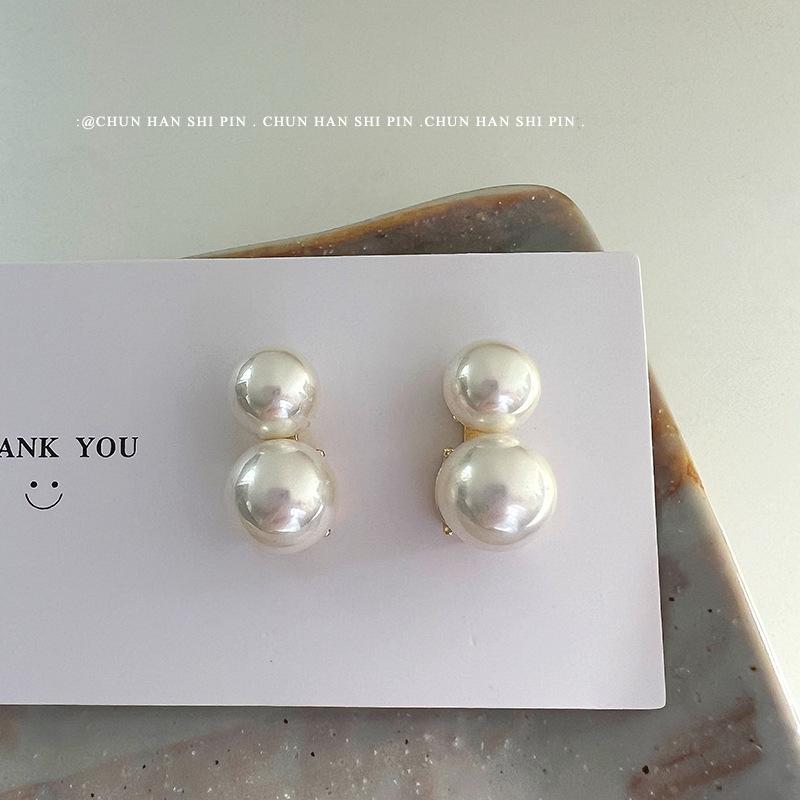 

French Hepburn style large pearl ear clips without ear piercings, temperament earrings, advanced sense of retro fashion earrings, popular