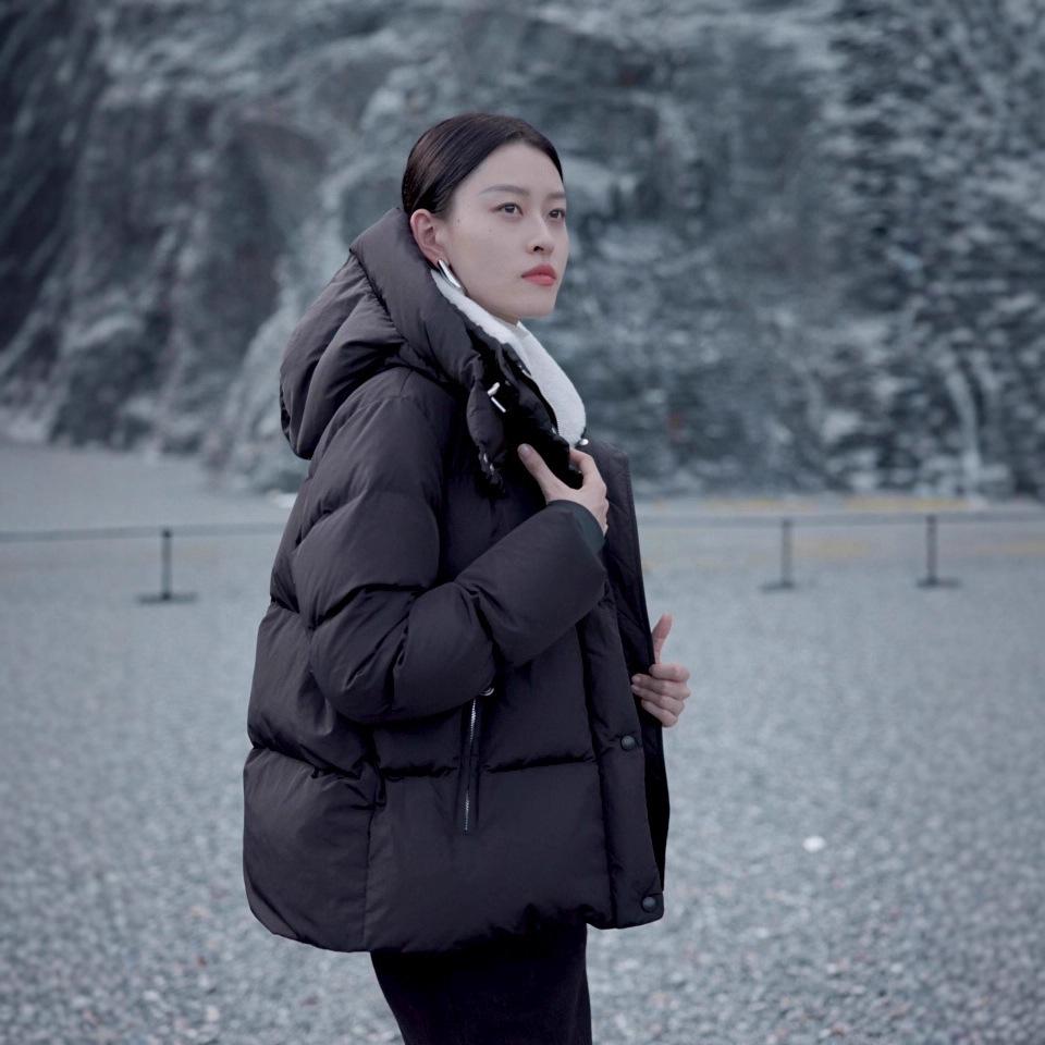 

Женский короткий пуховик из белого утиного пуха - Теплое зимнее пальто свободного кроя в корейском стиле S чёрный