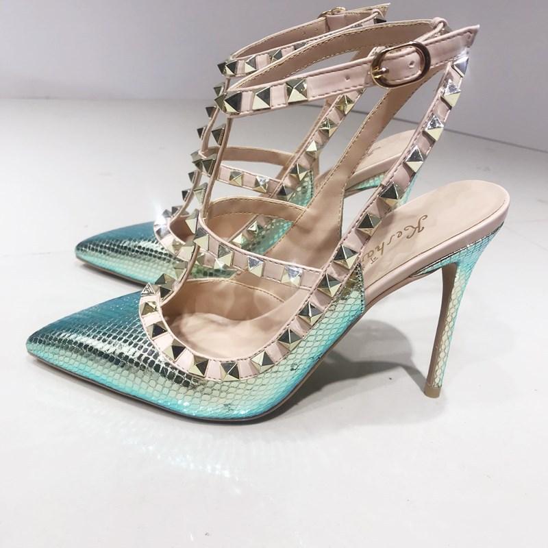 

2025 новый 10см светло-голубой змеиный узор пряжка на одно слово ивовые гвозди высокие каблуки острый тонкий каблук сексуальный ремешок сумка голова спина пустой 45