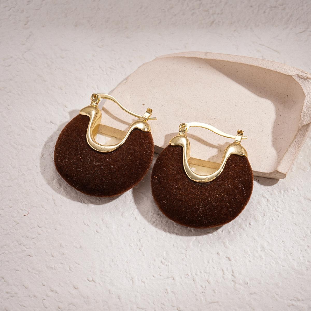 

Autumn and winter retro flocking geometric round U-shaped earrings