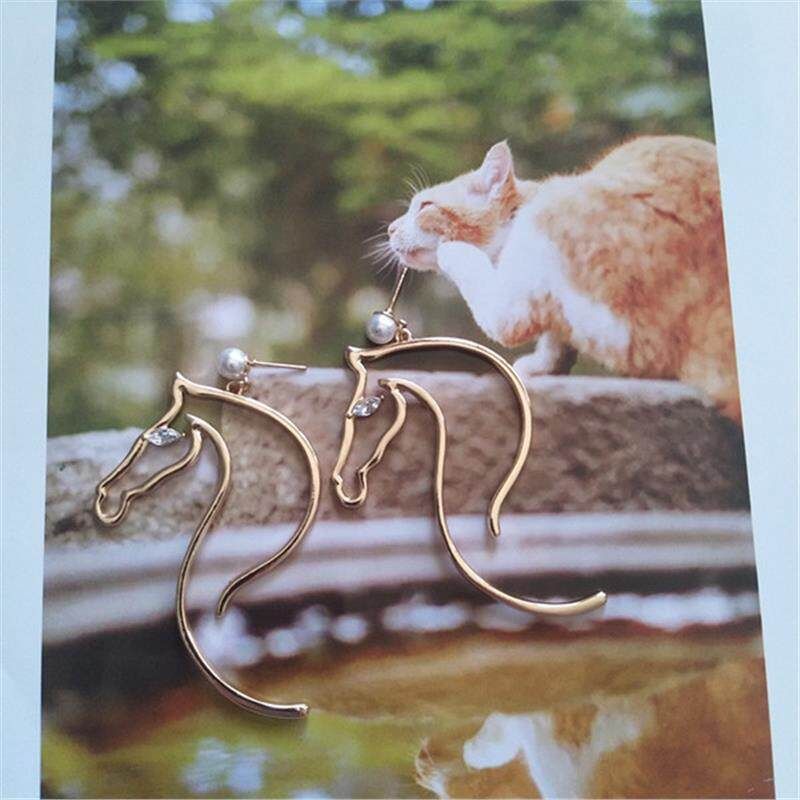 

European and American Style Exaggerated Design Horse Head Imitation Pearl Pendant Earrings Niche Fashion Year of the Horse Unique Zodiac Earrings A Pair of Gold Horse Head Imitation Pearl Earrings