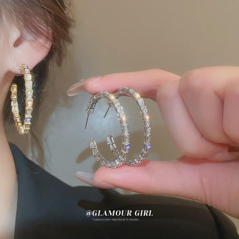 Exquisite Luxury Snake C-Ring Earrings: Elegant, High-End Design with Full Diamond Allure for a Sophisticated Style.