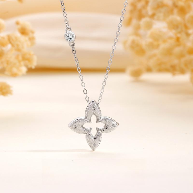 

Brushed four-leaf clover necklace female French retro ins style high-end medieval pendant