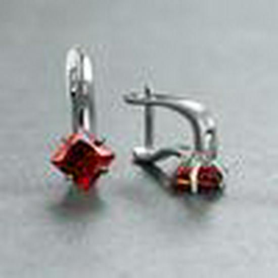 

Трендовый дизайн Весна/Лето: Элегантные нишевые серьги с инкрустацией бриллиантами