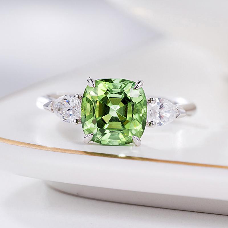 Cao Shi Luxurious Green Square Inlaid Ring: Elegant, Skin-Brightening Engagement Jewelry