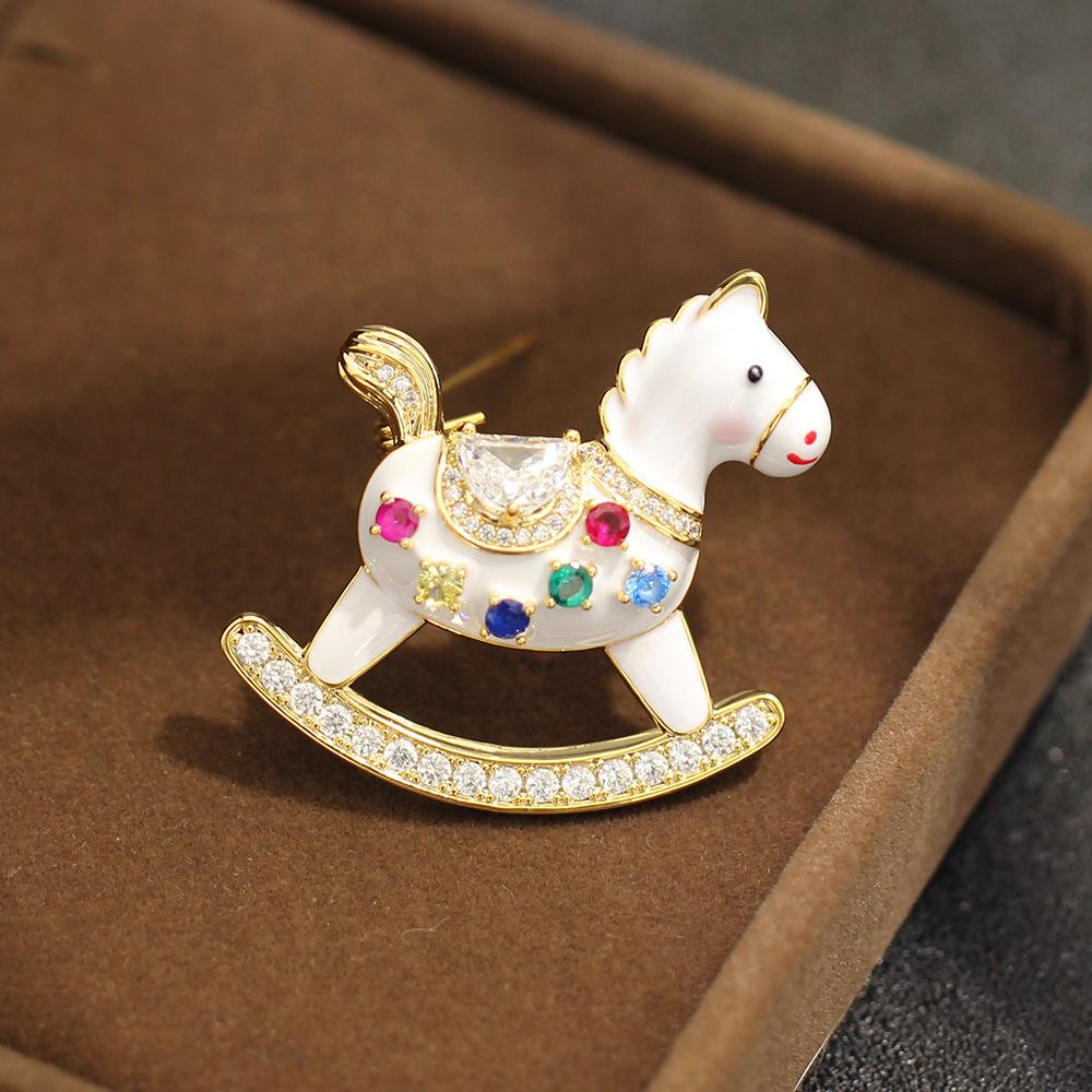 Новый продукт милый цветной бриллиант капающее масло маленький белый конь брошь изысканный универсальный животное знак зодиака Троянский конь булавка мужские и женские аксессуары