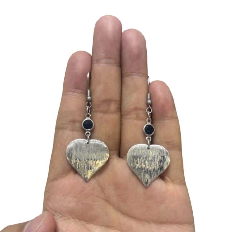 

Vibranting Glass Heart Studs Earrings Sturdy Alloy Designs Comfortable Fit for Sensitive Skin Women чорний