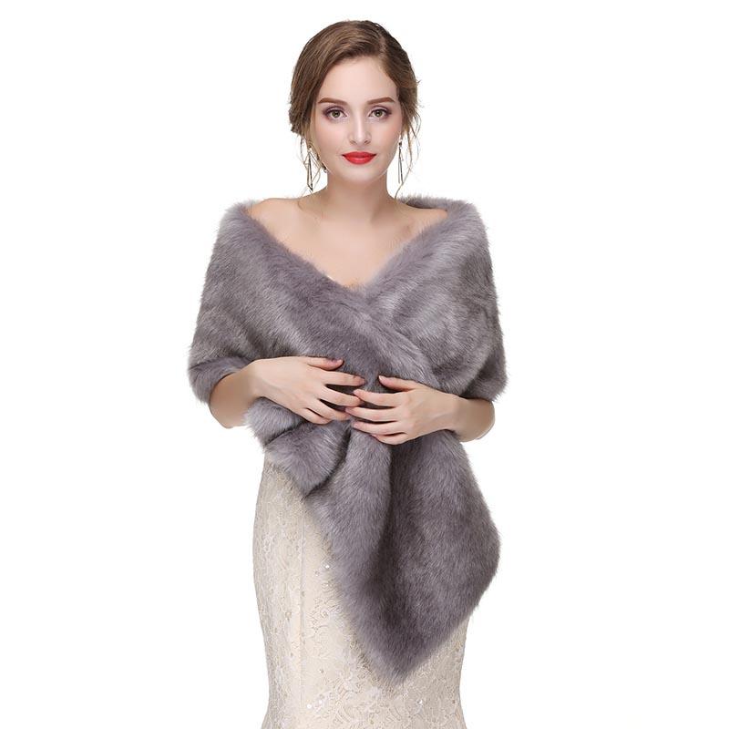 Winterlicher Schal aus Kunstleder, um die Braut bei der Hochzeit warm zu halten