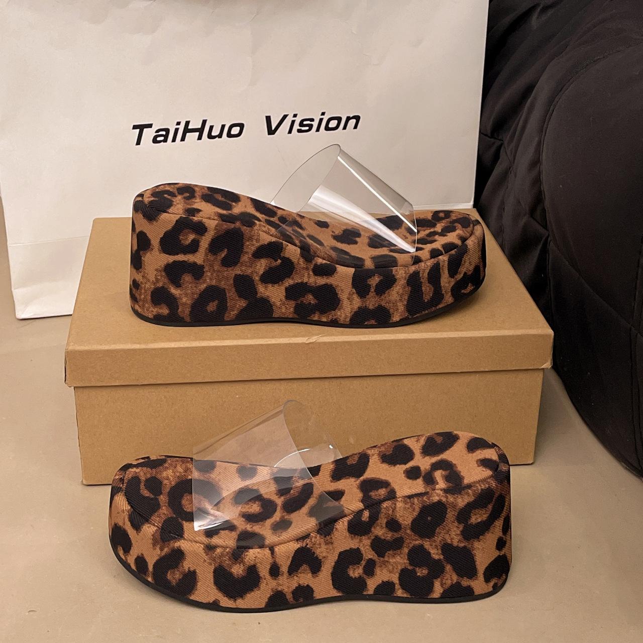 

2025 new summer wear slope heel heel heightened transparent one-word cool slippers muffin thick bottom cool slippers fairy shoes 40 цветной печати леопарда