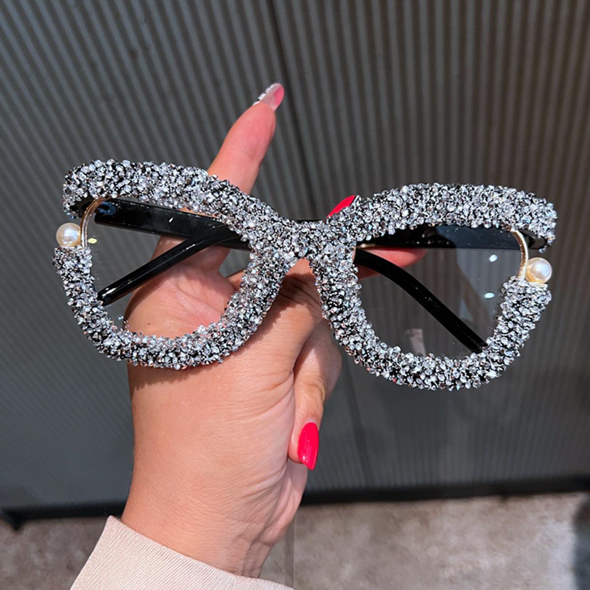 

Конфетный цвет, большая оправа, декор из жемчуга и стразов, очки с защитой от синего света чёрный