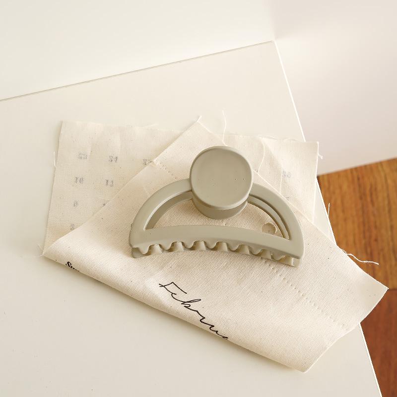 Versatile Cream Claw Hair Clip: Sweet Spring Accessory for Girls and Updos