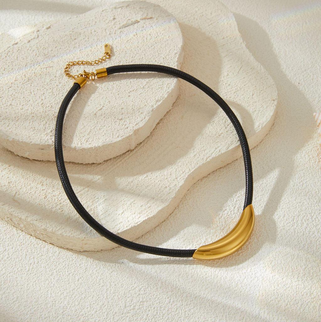 Yida Moderní kovový světelný sloup Ohýbaná trubka náhrdelník: Unikátní nepravidelný street style choker