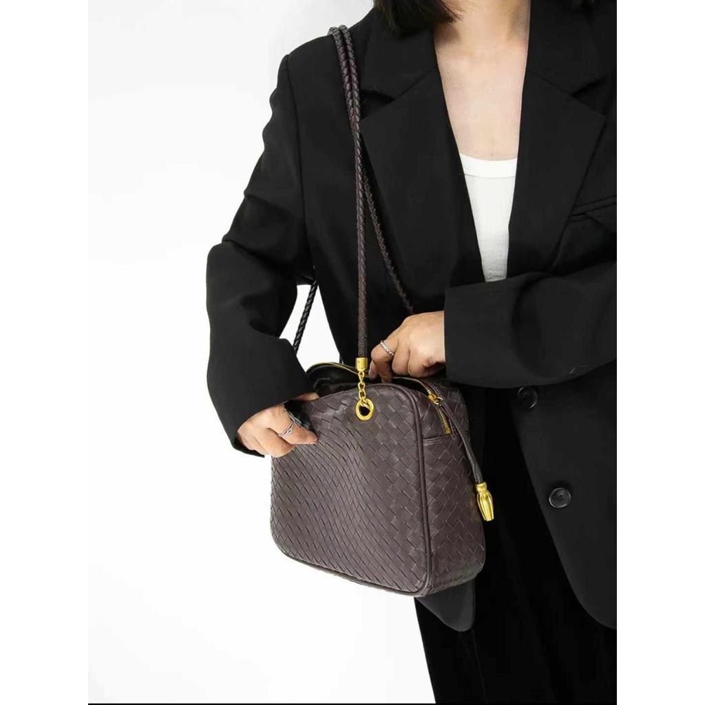 Haute couture version sheepskin hand-woven shoulder bag 2026 new medieval tofu bag commuter leisure handheld women's bag