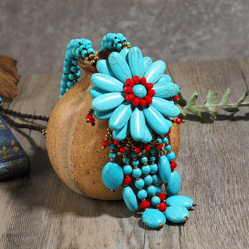 Handgefertigte Halskette im ethnischen Stil mit türkisfarbener Blume für Damen, mittellang, Temperament, personalisierte Pulloverkette, Anhänger mit Fransen und Schmuck