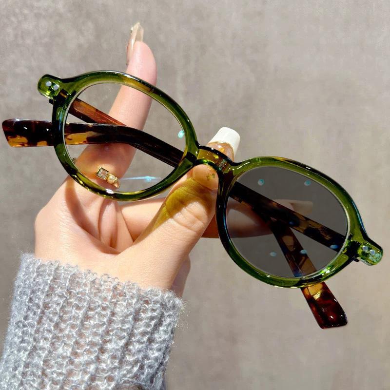 Retro Small Frame Presbyopia Photochromic Glasses Oval Frame Green Tortoiseshell Reading Glasses Anti Blue Light Eyewear