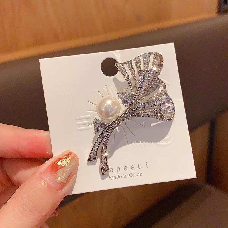 Hot-selling zircon ginkgo biloba pearl brooch elegant light luxury pin temperament accessories manufacturer серебряный