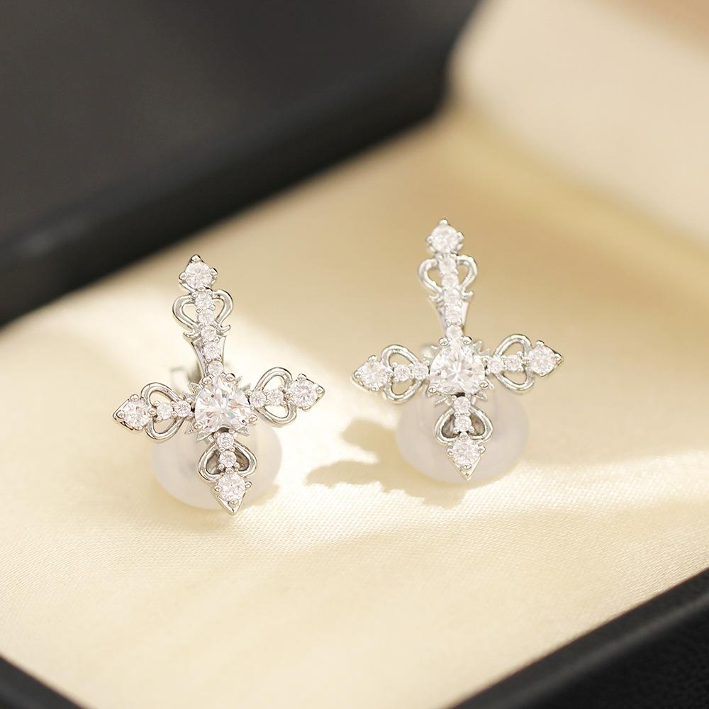 Novos brincos de cruz dourados e prateados com incrustação de pedra, de nicho europeu e americano, ear clips, brincos, presentes requintados e versáteis