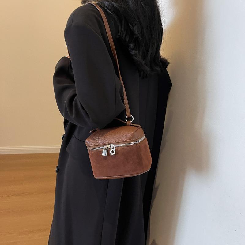 Retro Matte Bag, New Exquisite and Versatile Women's Messenger Bag, Portable Box, Small Square Bag.