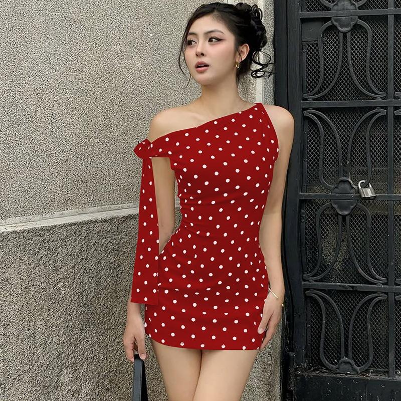 Damen Sommer Neues modisches und sexy gepunktetes schräges Schulter Schnürung eng anliegend Hüftumhüllendes Kleid