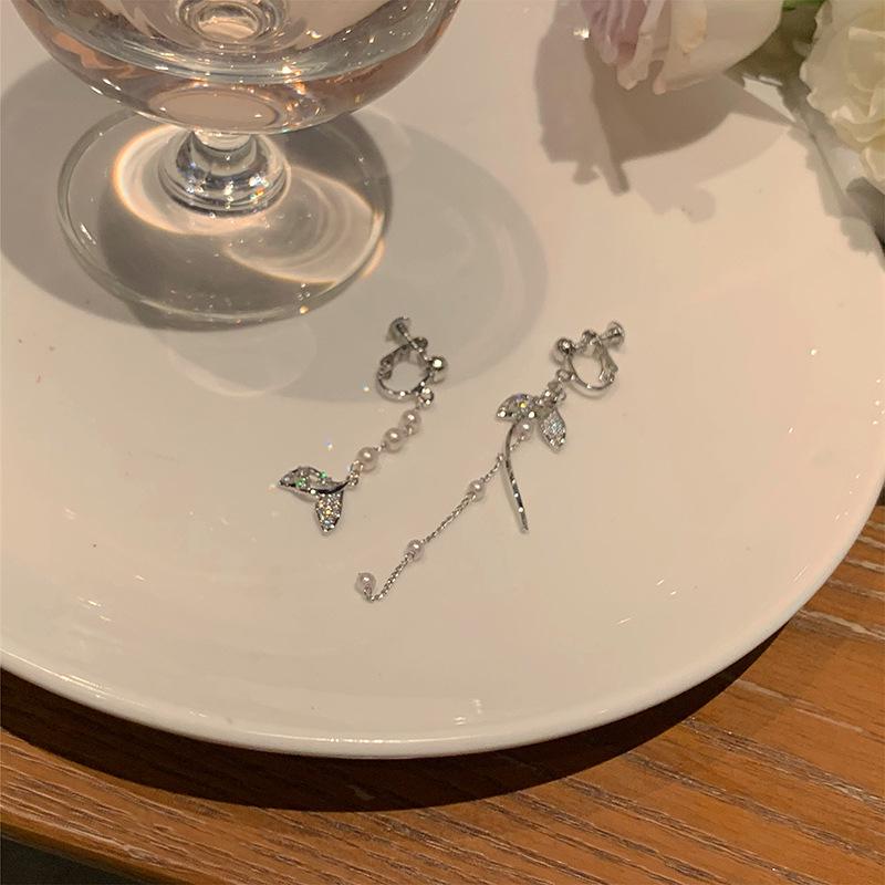 Rhinestone Butterfly Tassel Asymmetrical Earrings – Elegant Minimalist Light Luxury Design
