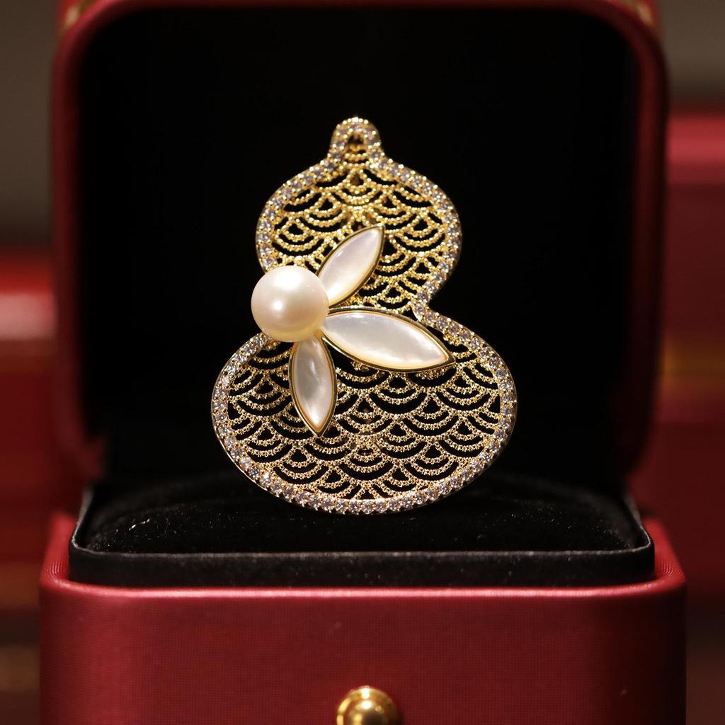 Elegant Tian She Freshwater Pearl Gourd Brooch Sweater Chain for Women - Perfect Valentine's Day Gift.