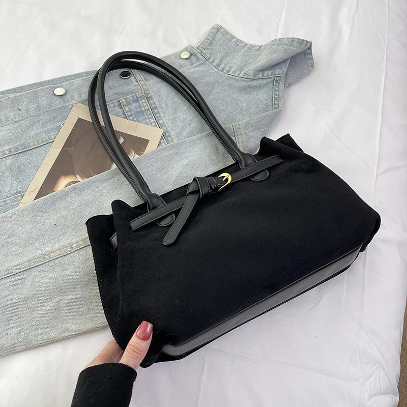 

Autumn retro portable commuter bag women s 2025 new Korean version niche shoulder bag foreign personality trend armpit bag чёрный