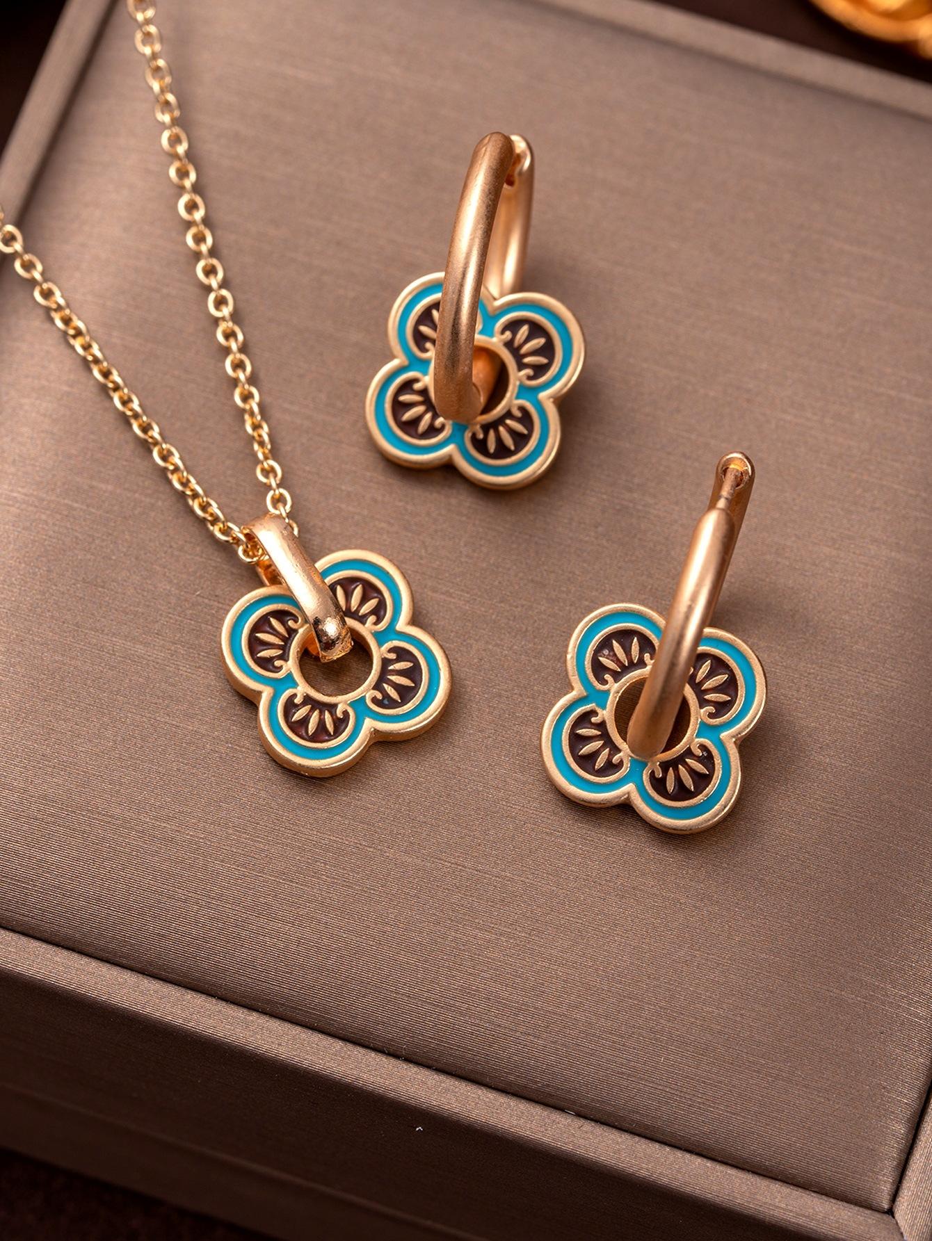 Four-leaf clover shape metal gold-plated elegant and exquisite earrings necklace set