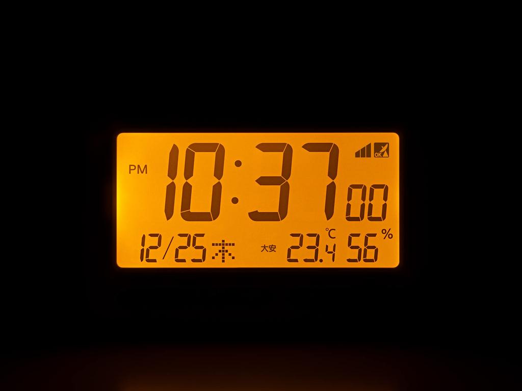 RHYTHM Budík Rádio Hodiny Elektronický Zvukový Alarm Teploměr Vlhkoměr Kalendář Béžová x 12 x Fit Wave D234 8RZ234SR38 (Odložit v ceně) 7.8