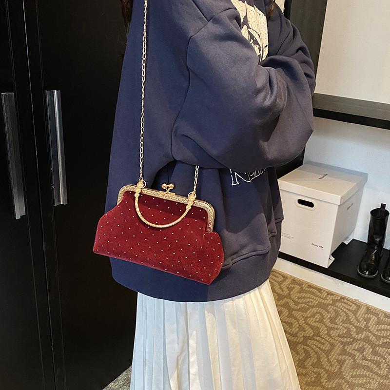 Chic Urban Minimalist Handbag For Women 2024 Trendy Shell Shape Crossbody Bag With Rivet Detail