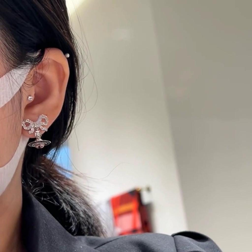 Náušnice s růžovým zirkonem ve tvaru mašle a planety se stříbrným pozadím a náhrdelník císařovny vdovy