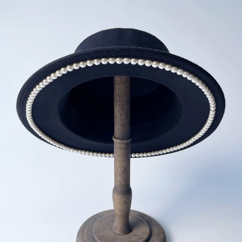 French Hepburn Style Pearl Woolen Hat Black Retro Flat Top Hat Women's Autumn Winter Socialite British Jazz Hat