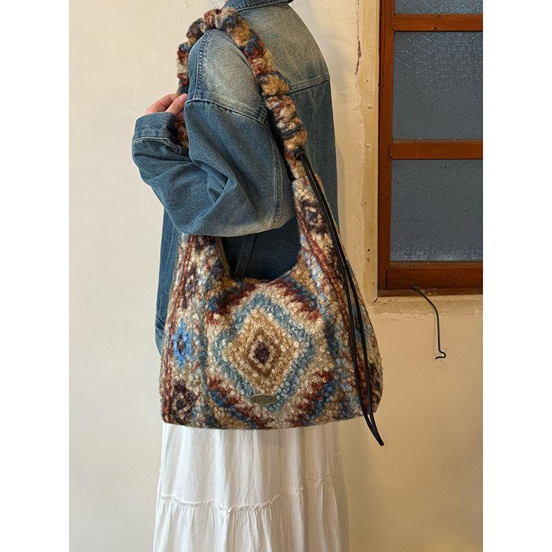 Tote Bag with Large Capacity, Featuring Ethnic Style, Single Shoulder Bag Suitable for Daily Commuting, Stylish Crossbody Bag