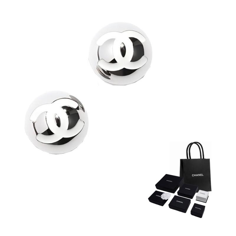 

CHANEL [25C Early Spring] White double C logo design hemisphere metal earrings women s silver білий