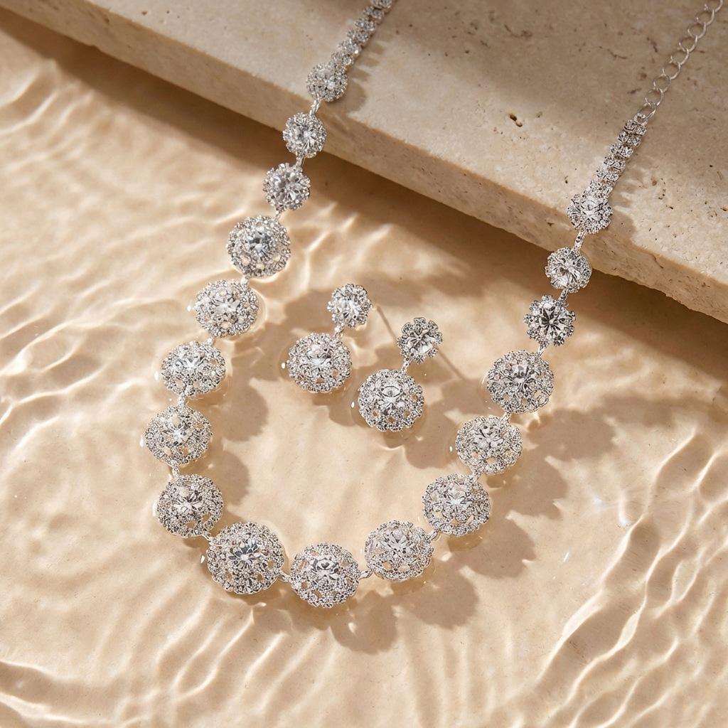 Women's Party Earrings and Necklace Set, Luxurious and Simple Diamond-Studded Sparkling Necklace, Exquisite and Sophisticated Women's Party Earrings