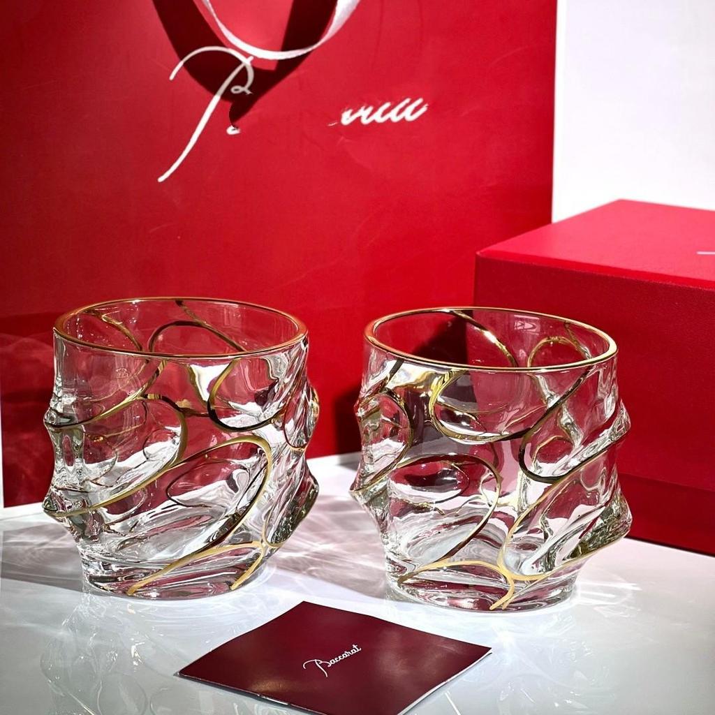 Sada dvou sklenic na whisky Baccarat Crystal s vlnitým řezem - Ideální vánoční dárek pro páry.