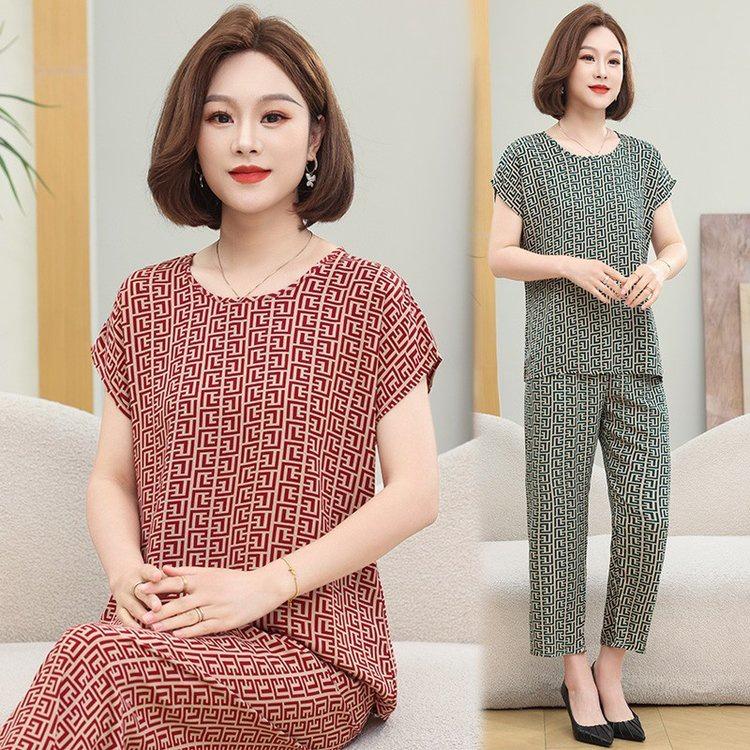 Fashionable Summer Outfit Set for Middle-aged Moms: Stylish Round Neck Short-Sleeve Top & Plus Size Two-Piece Set