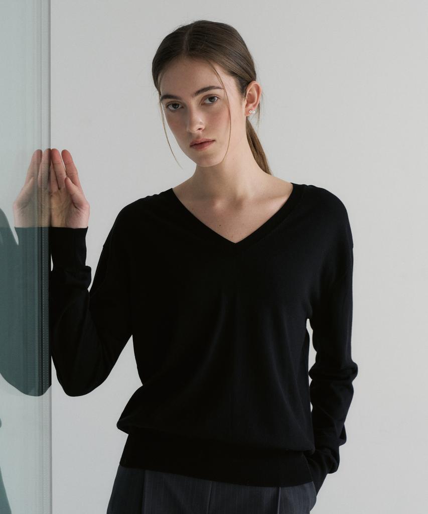 JE NE SAIS QUOI Silk Tencel V-Neck Pullover_Black