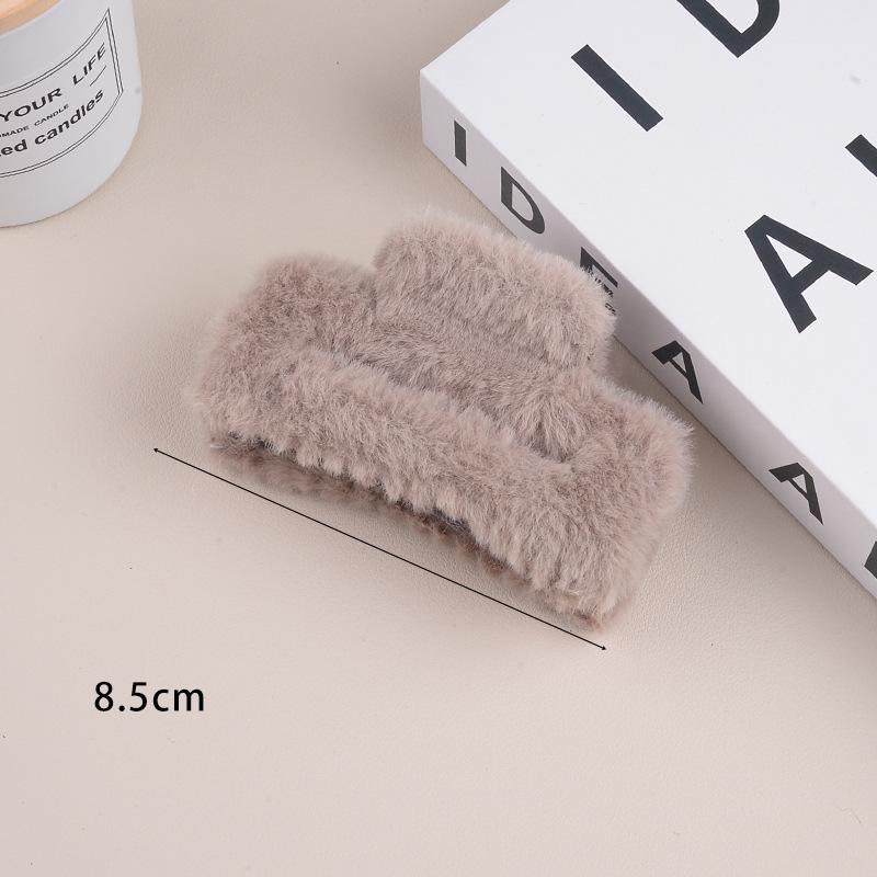 Large Milk Coffee Plush Claw Clip: Fluffy Autumn/Winter Hairpin for Women