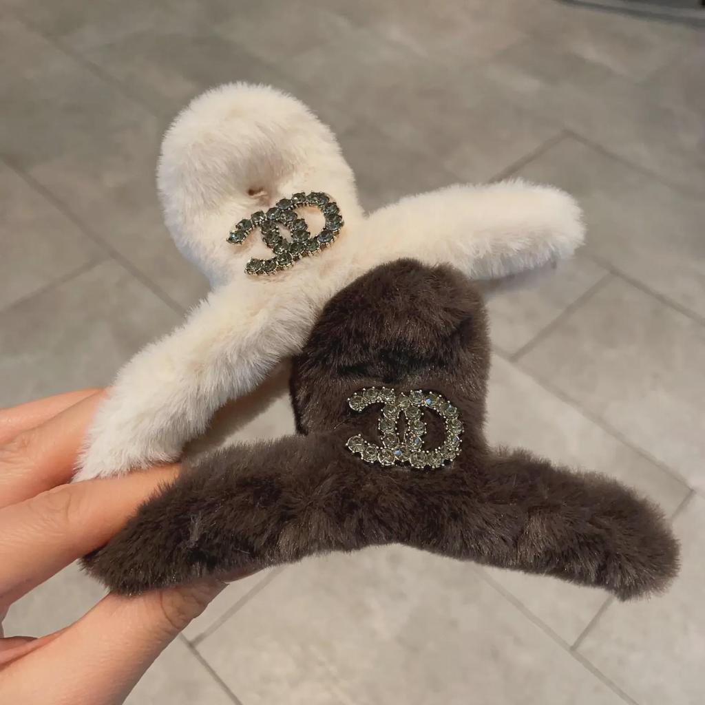 Jesienno-zimowa pluszowa spinka do włosów z imitacji futra królika z literą z cyrkonii