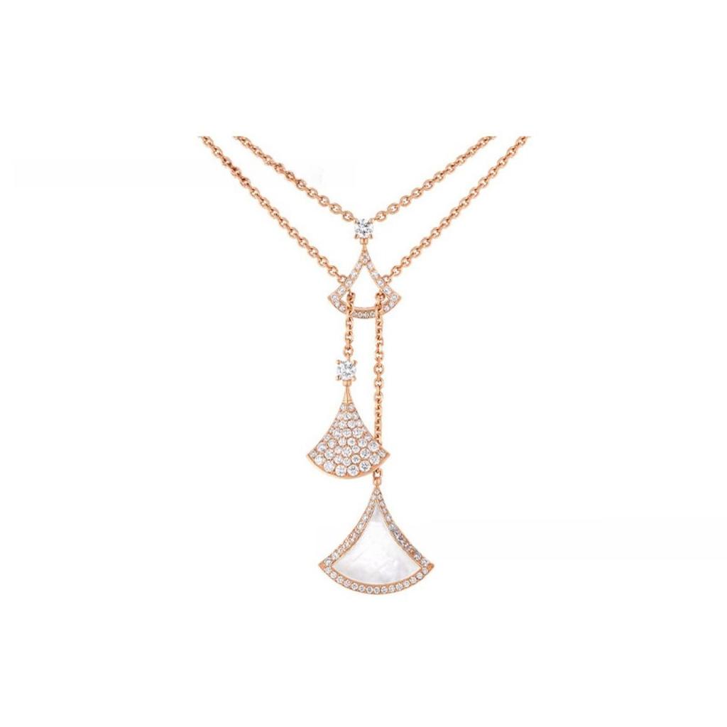 Elegant Women's Pendant Necklace – Timeless Sophistication