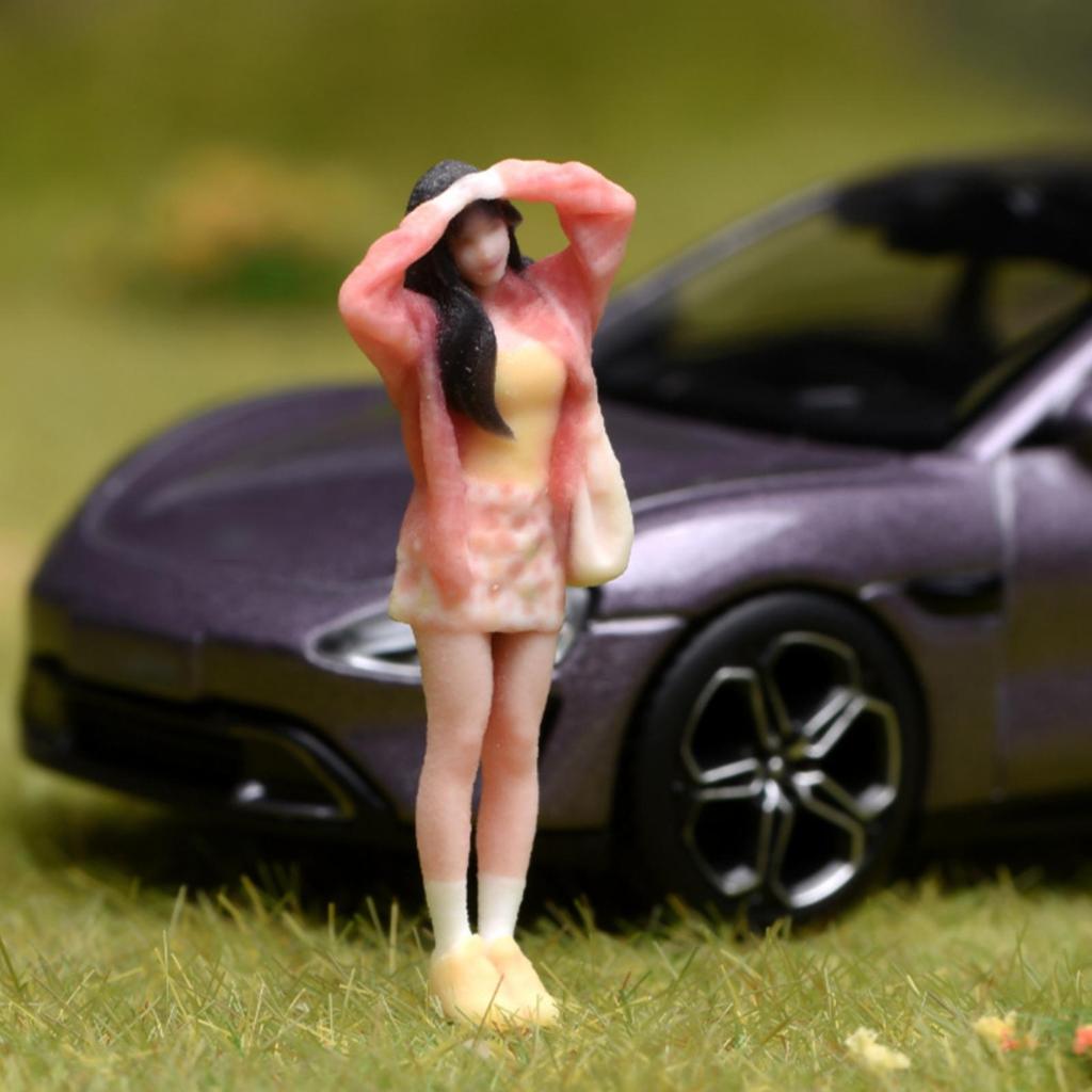 1:64 Scale Girl Figure Raised Arms Diorama Handmade Style Female Figurine for Scene Display,