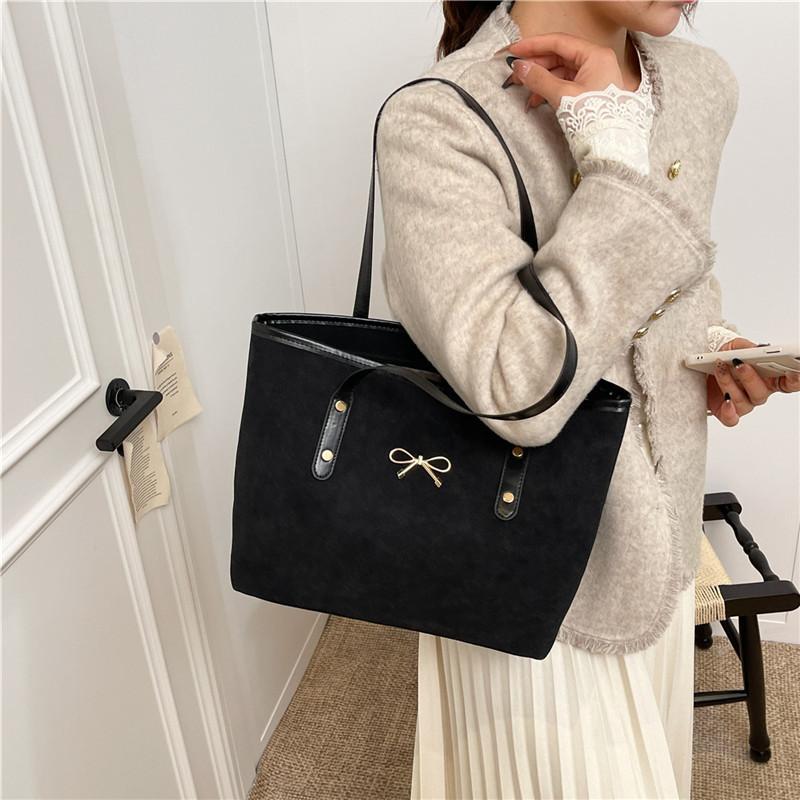 Large Capacity Tote Bag For Women With Zipper Closure And Streetwear Design