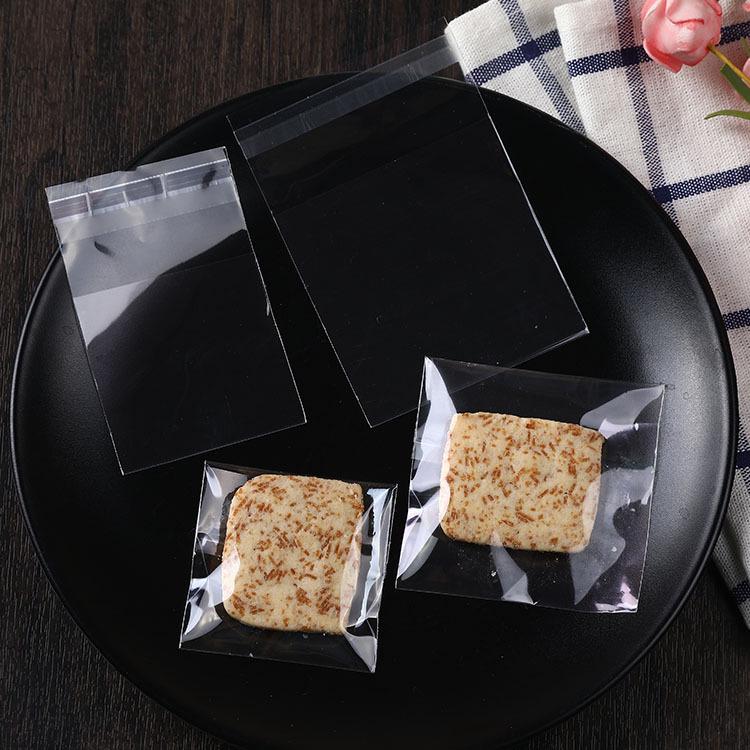 

Матовый самоклеящийся пакет в белый горошек для упаковки нуги, печенья, конфет и выпечки