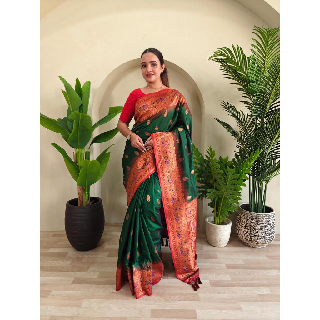 Sari z jedwabiu Paithani z unikalnymi motywami pawia i zdobieniami meenakari, z kontrastowym pallu i designerską kontrastową obwódką. Z frędzlami.